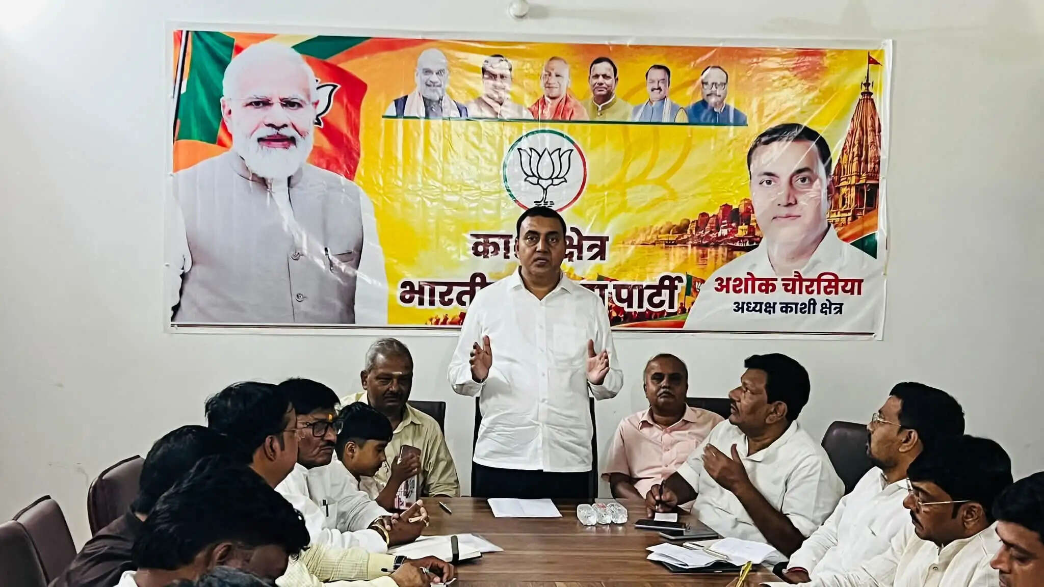 क्षेत्रीय अध्यक्ष अशोक चौरसिया ने रोहनिया कार्यालय में परखी तैयारियां, कार्यकर्ताओं को सौंपी जिम्मेदारी
