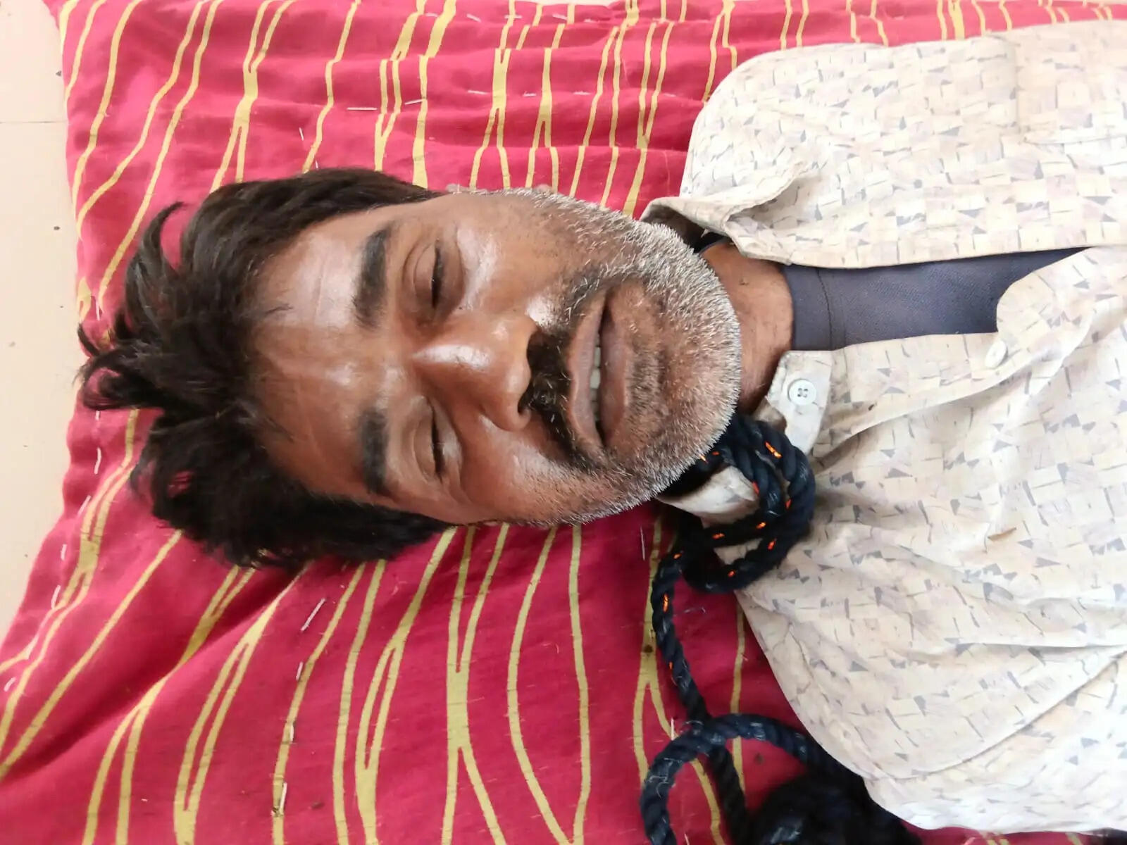 नेवज नदी किनारे पेड़ पर लटका मिला व्यक्ति का शव, गांव में फैली दहशत