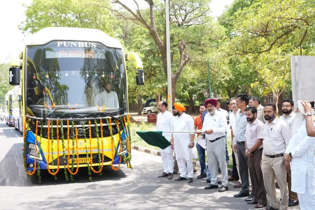 पंजाब&nbsp;से&nbsp;दिल्ली&nbsp;हवाई&nbsp;अड्डे&nbsp;के&nbsp;लिए&nbsp;पांच&nbsp;नई वोल्वो बसें&nbsp;शुरू,&nbsp;परिवहन&nbsp;मंत्री&nbsp;ने&nbsp;दिखाई झंडी