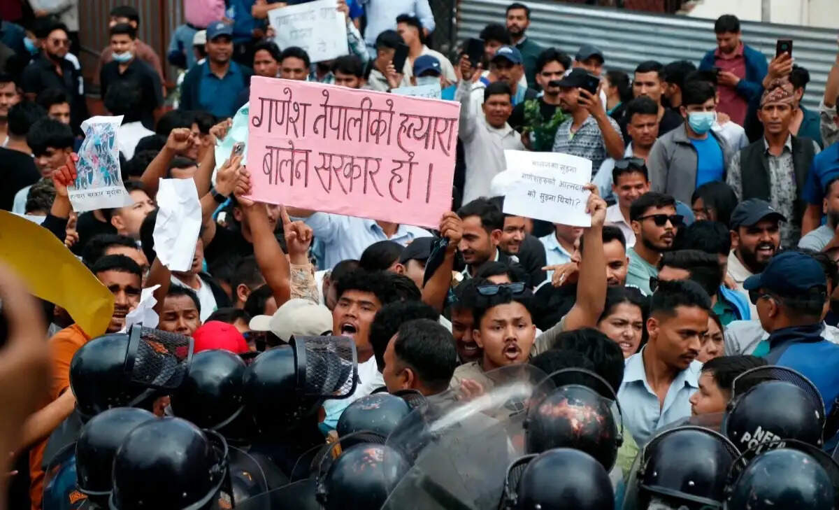 नेपाल : बालेन्द्र सरकार के खिलाफ छात्र संगठनों का प्रदर्शन