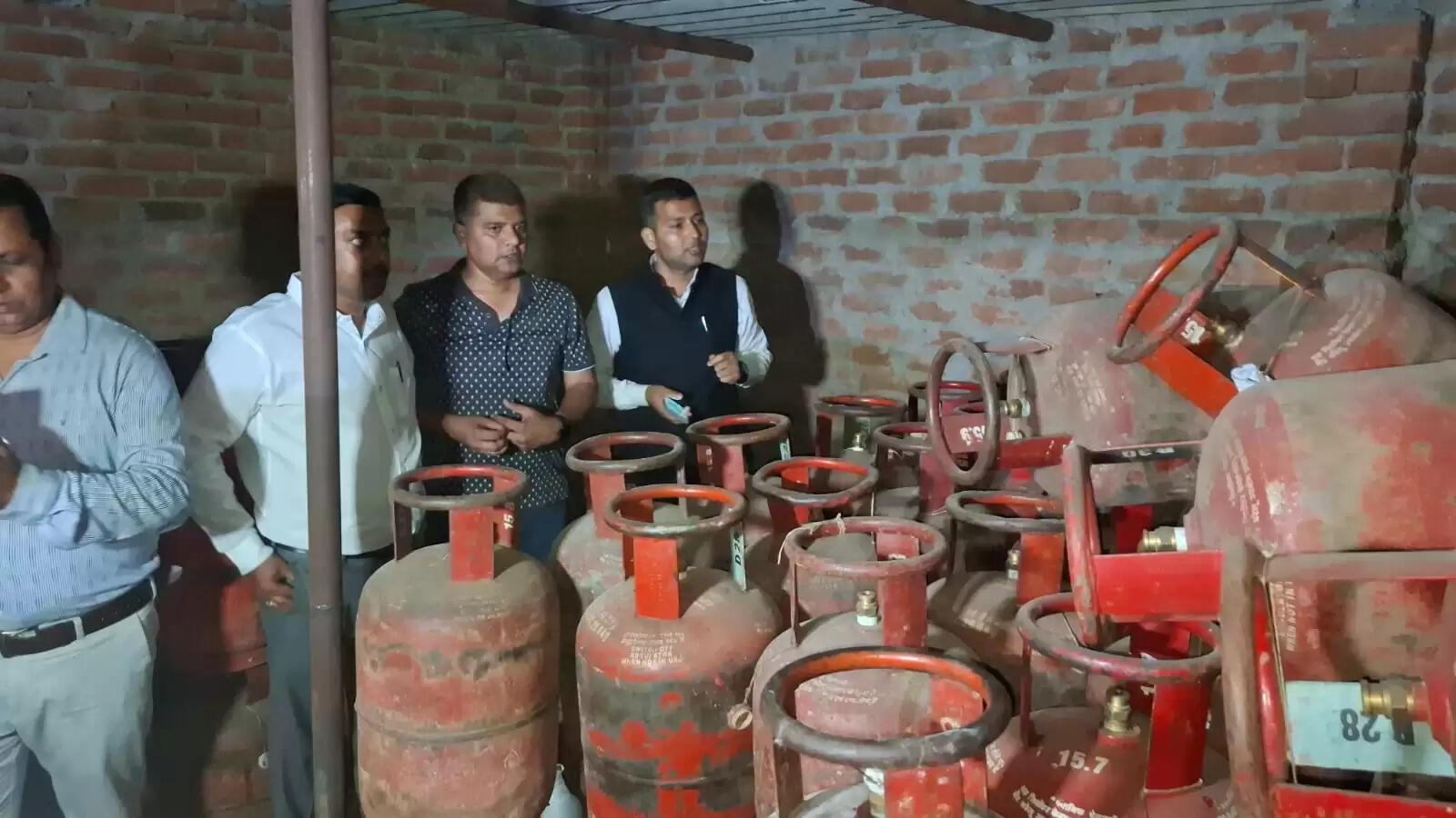 रांची में अवैध गैस कारोबार पर कार्रवाई, 265 सिलेंडर जब्त