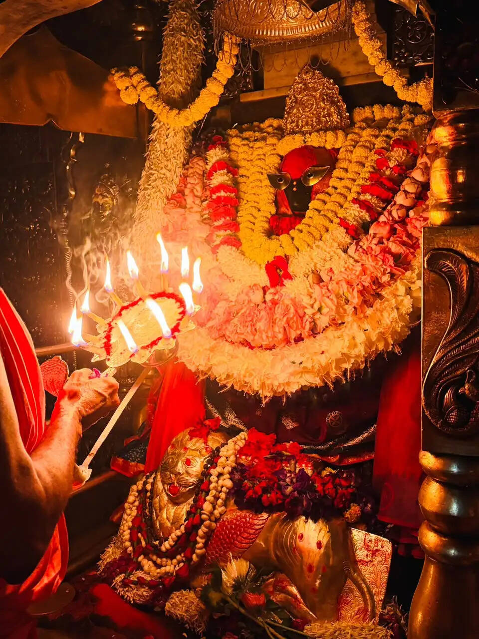 नवरात्र के चौथे दिन विंध्यधाम में उमड़ा श्रद्धा का सैलाब, मां के दर्शन को लगी लंबी कतार