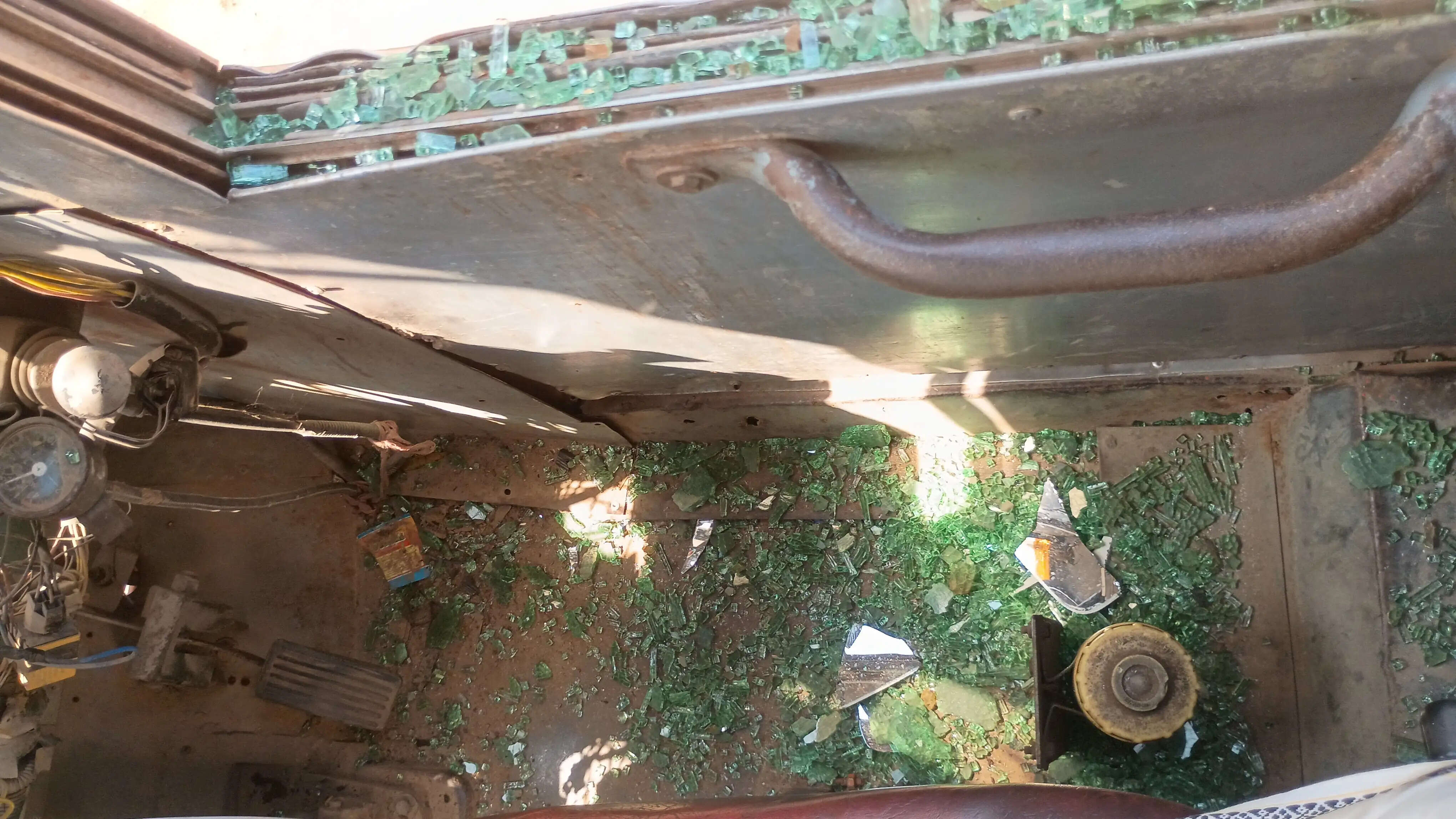 देवरिया में रोडवेज बस चालक व कंडक्टर से मारपीट, विरोध में बसों का चक्का जाम