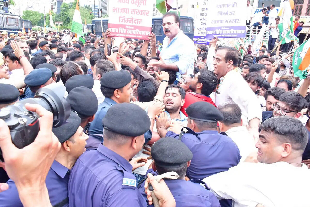 जलभराव और बदहाल सड़कों पर कांग्रेस का हल्लाबोल: वाटर कैनन के बीच निगम मुख्यालय घेरा