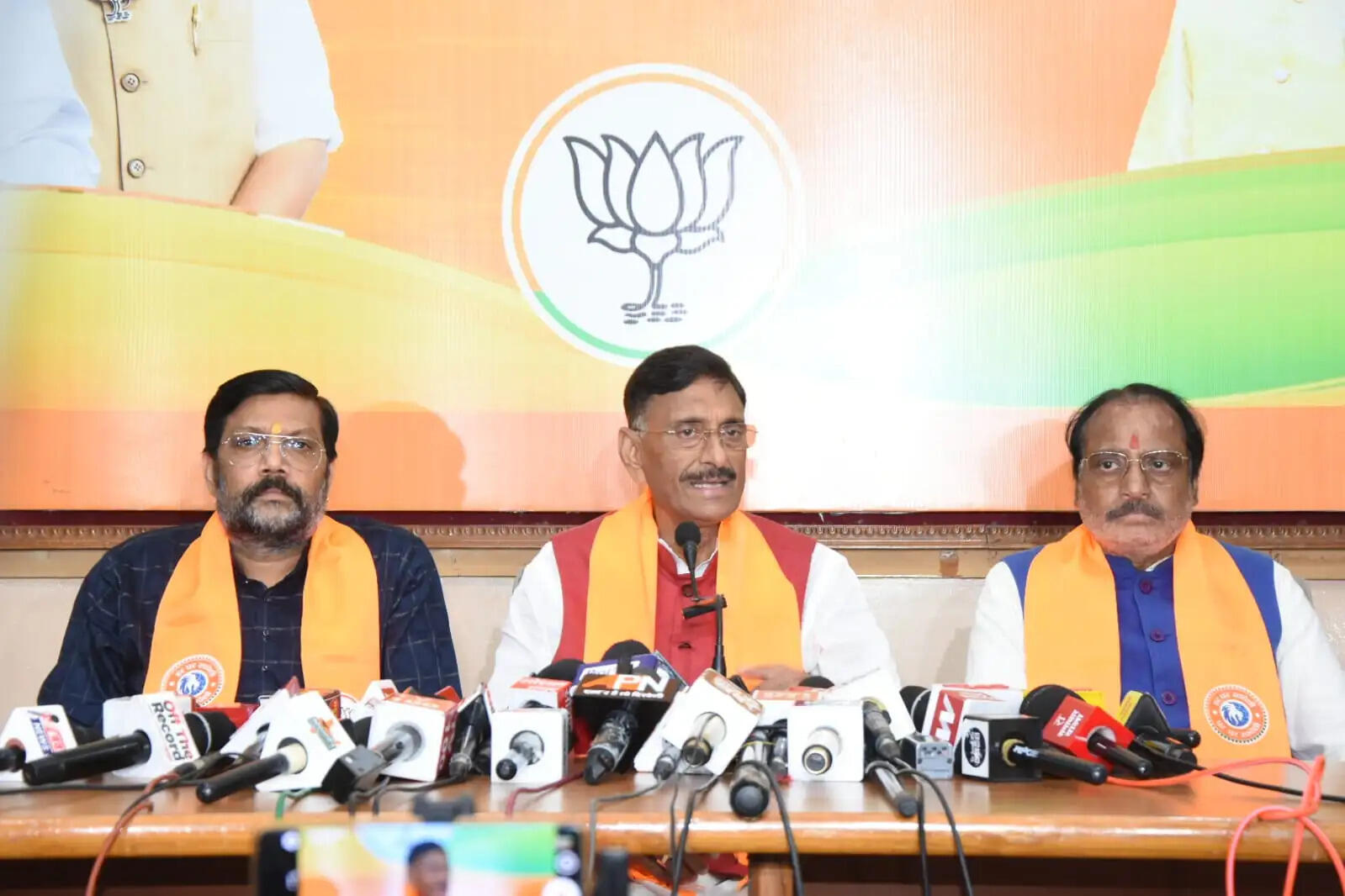 संजय सेठ ने की छात्रों पर लाठीचार्ज की निंदा, भर्ती परीक्षाओं की सीबीआई जांच की मांग