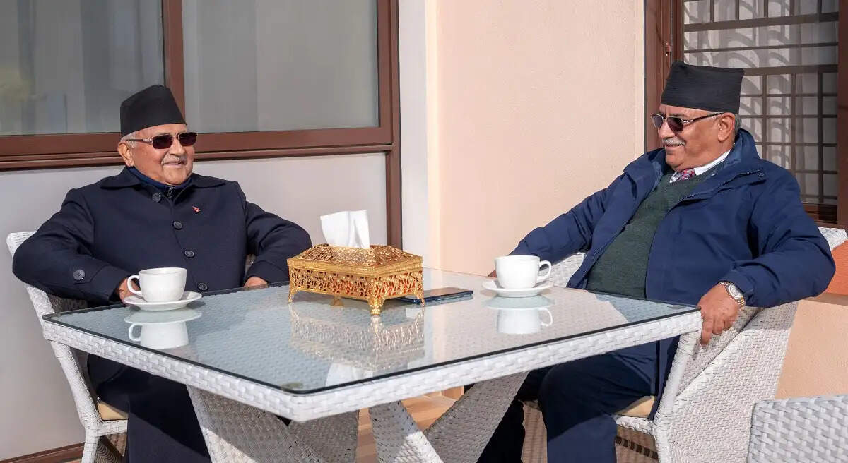 नेपाल : अस्पताल में भर्ती ओली से प्रचण्ड ने की मुलाकात