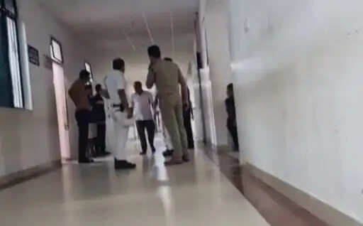 सड़क दुर्घटना में डकैती का आरोपित घायल