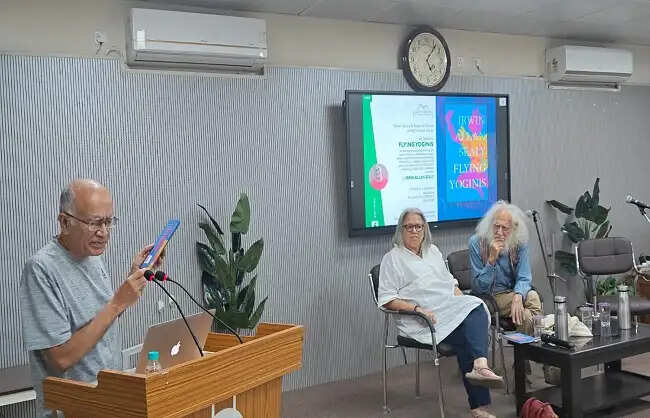 दून पुस्तकालय में इरविन एलन सीली की नई पुस्तक ‘फ्लाइंग योगिनीज़’ का लोकार्पण