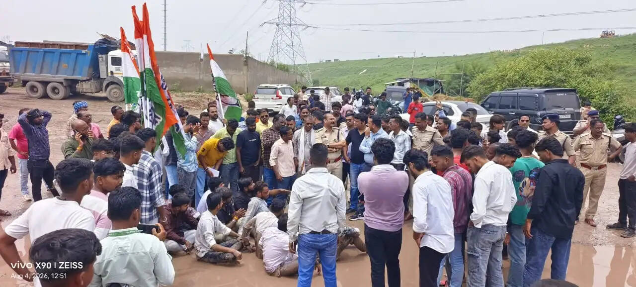 जर्जर सड़क और पुल की मरम्मत की मांग को लेकर एनएसयूआई-युवा कांग्रेस का आर्थिक नाकेबंदी आंदोलन