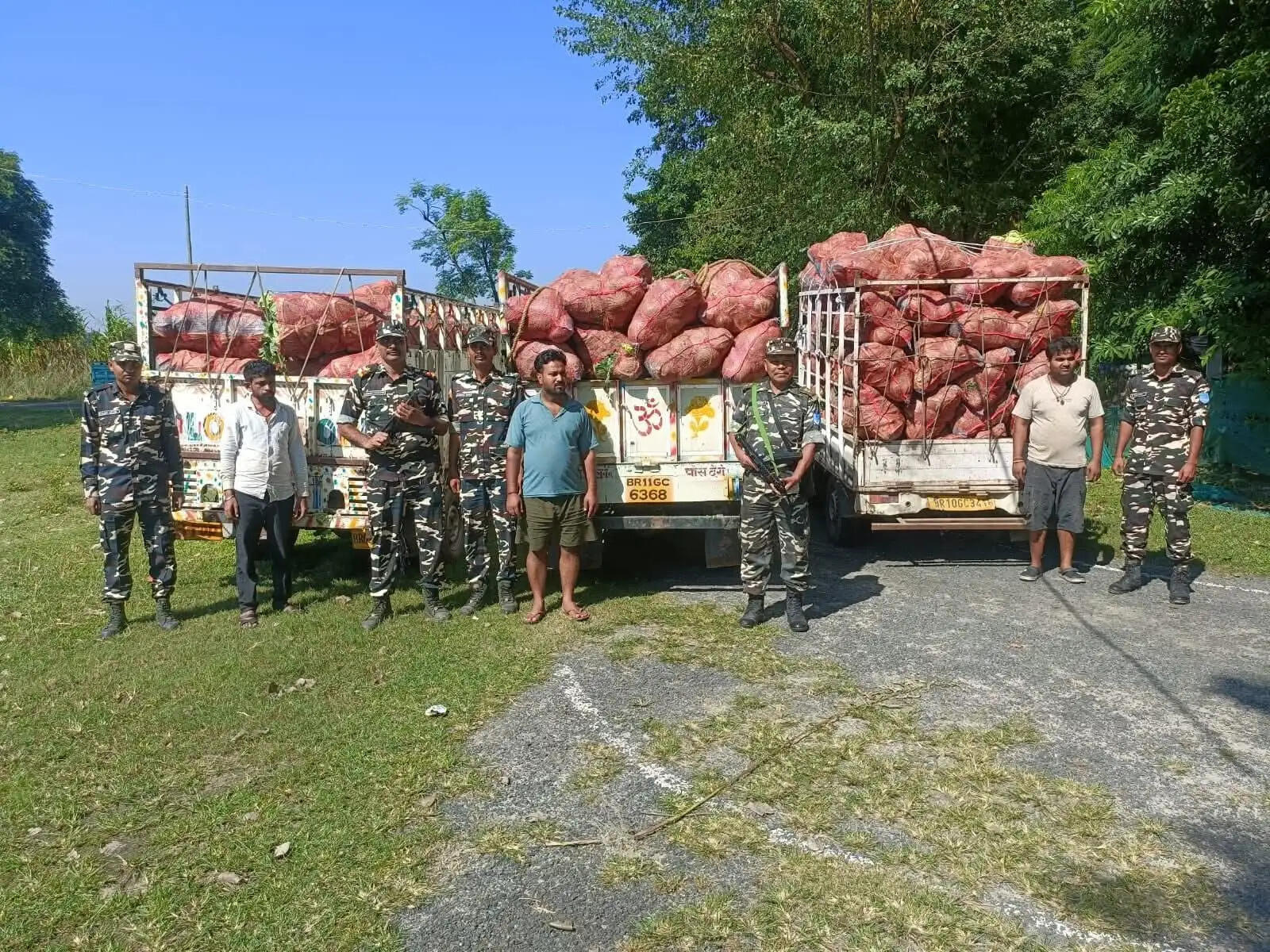 नेपाल से तस्करी कर लाए जा रहे 4608 किलो पत्ता गोभी सहित तीन वाहन जब्त,तीन चालक हिरासत में