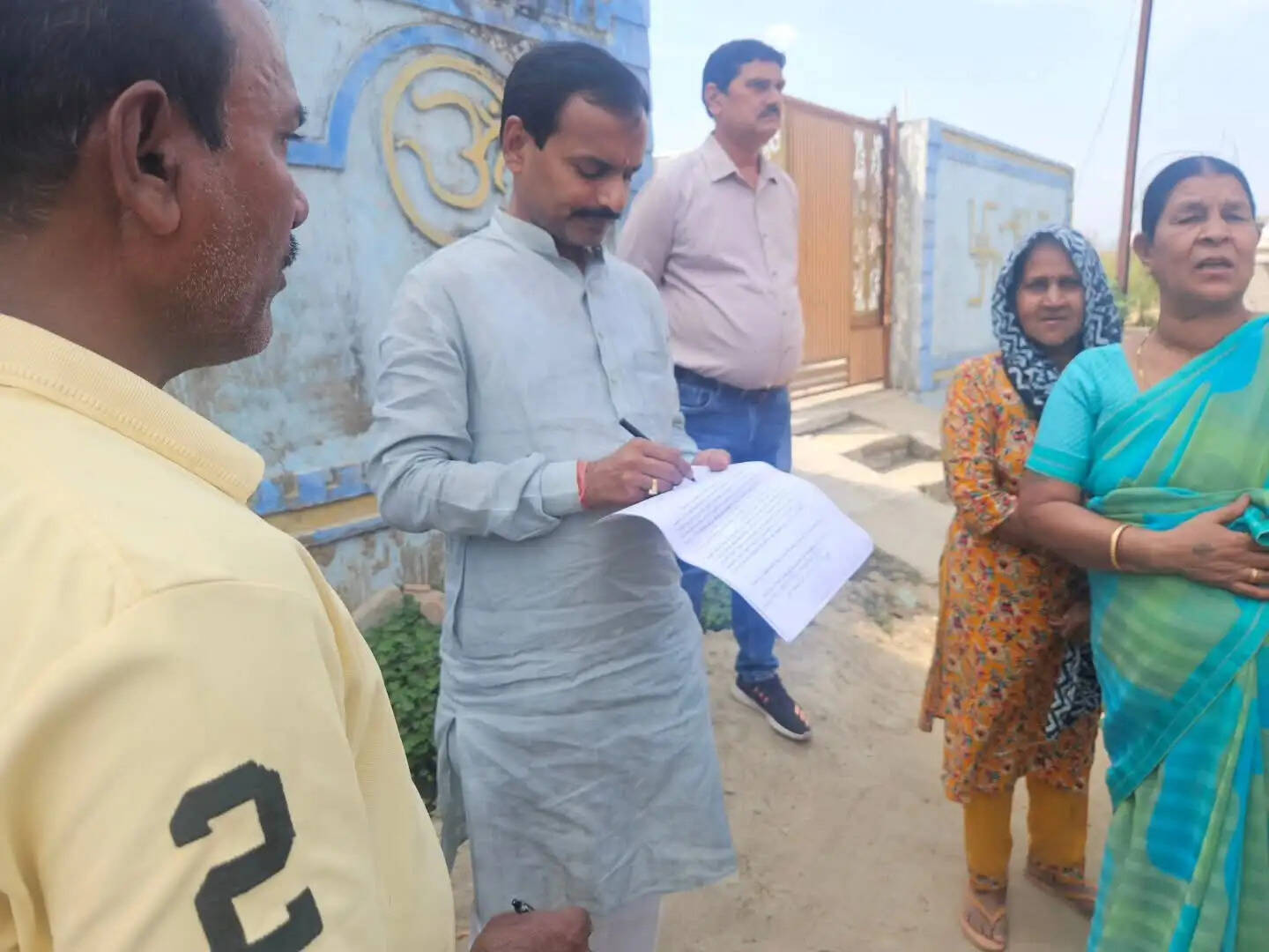 बालको क्षेत्र में नाली निर्माण की मांग, बस्तीवासियों ने जनप्रतिनिधि को बताई समस्याएं