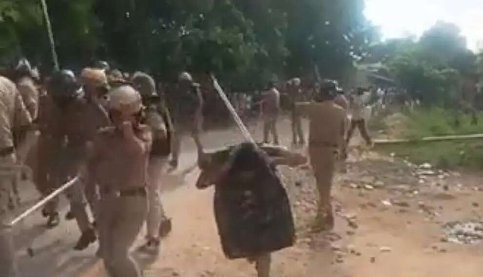 देवरिया में आंबेडकर प्रतिमा स्थापना को लेकर बवाल, पथराव में पुलिस और प्रशासनिक कर्मी घायल
