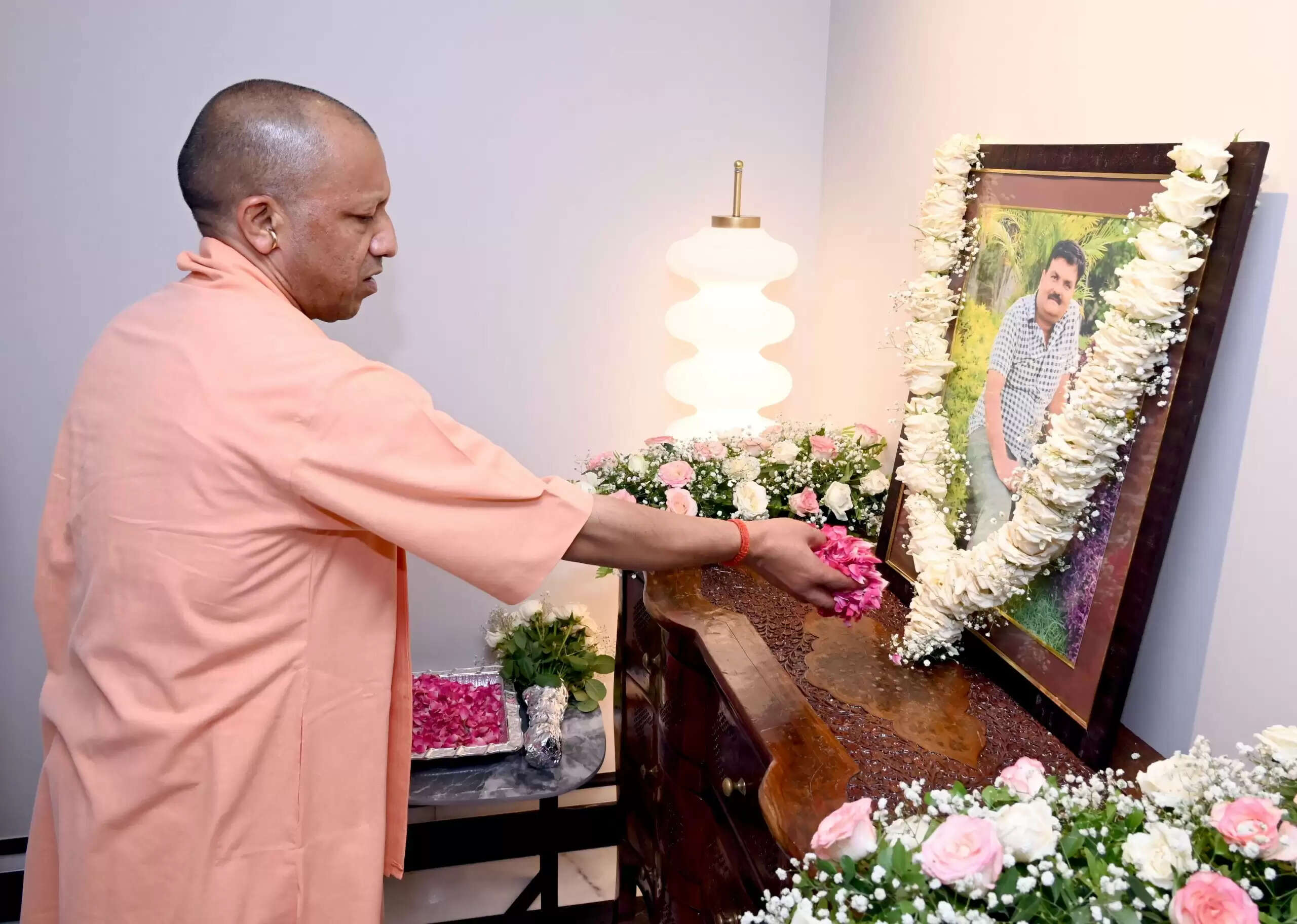 दिवंगत महानगर अध्यक्ष देवेश श्रीवास्तव के घर जाकर मुख्यमंत्री ने दी श्रद्धांजलि