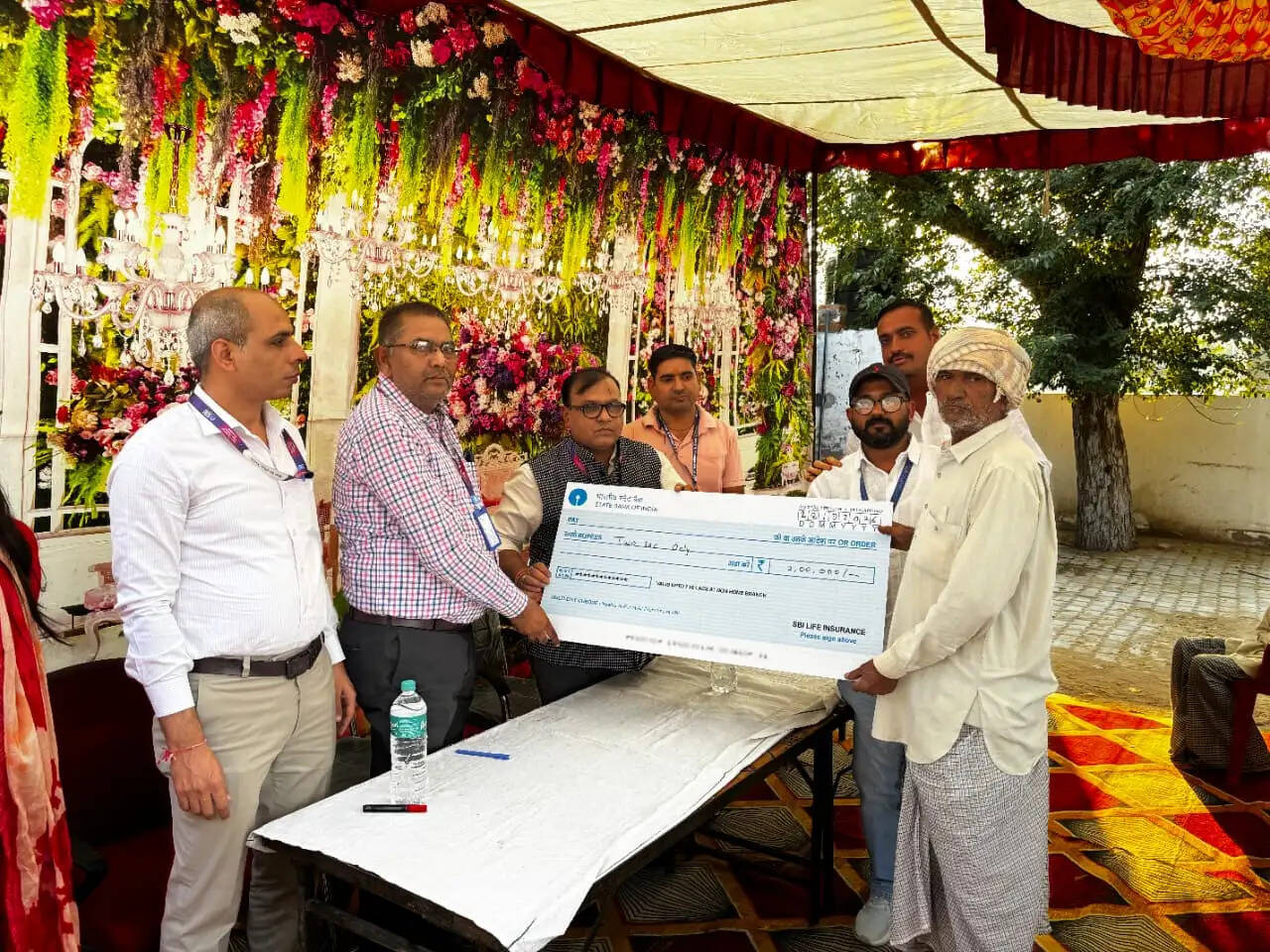 लाभार्थियों के नामांकित परिजनों को बीमा क्लेम राशि वितरित