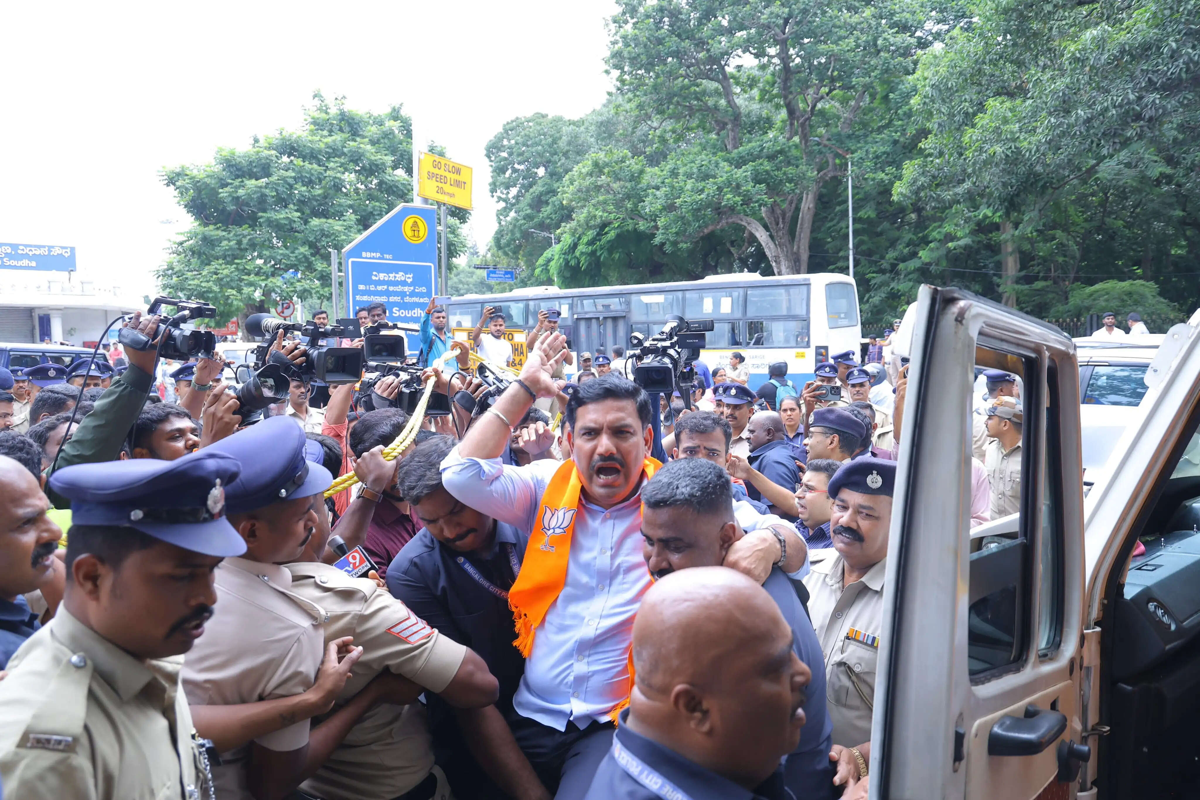 कर्नाटक वाल्मीकि निगम घोटाले को लेकर भाजपा का प्रदर्शन, मंत्री बी. नागेंद्र के इस्तीफे की मांग