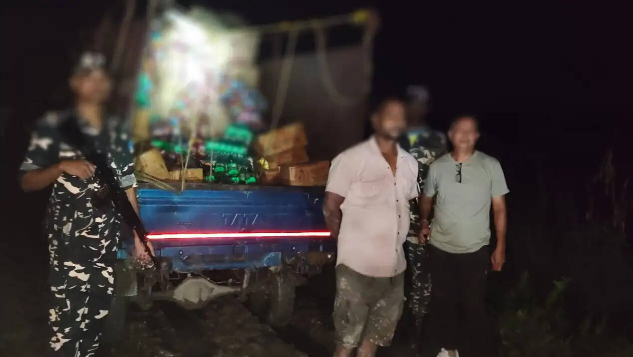 लाखों रूपये मूल्य के तस्करी के सम्मान के साथ तस्कर गिरफ्तार