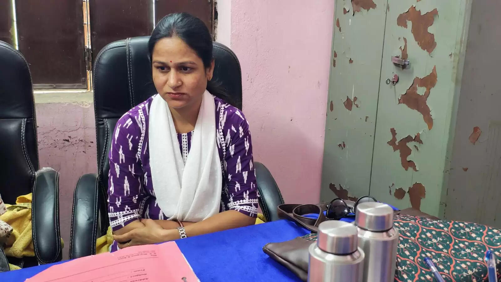 महिला ग्राम विकास अधिकारी रिश्वत लेते गिरफ्तार