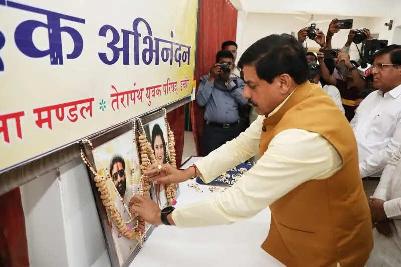 मुख्यमंत्री इंदौर पहुंचकर अग्निकांड पीड़ितों से मिले, कहा- दुर्घटना की एक्सपर्ट से हर पहलू की कराएंगे गहन जांच