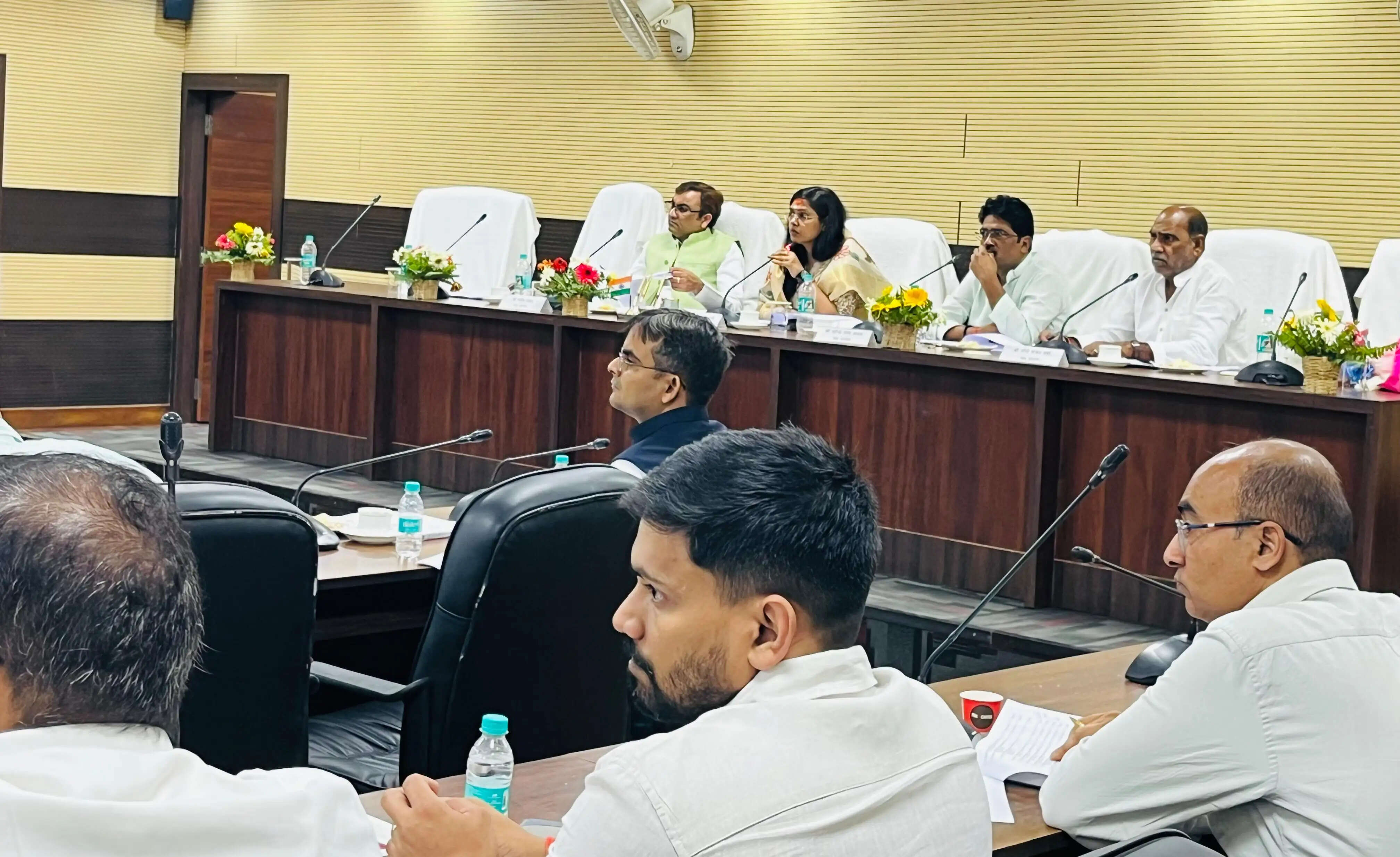 उत्तर प्रदेश विधानमंडल की संयुक्त समिति ने वाराणसी में निर्माणाधीन परियोजनाओं की ली जानकारी