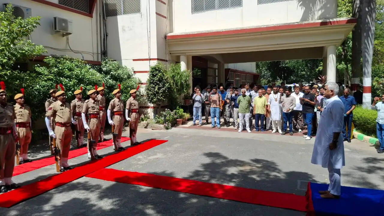 केंद्रीय मंत्री गजेंद्र सिंह शेखावत ने अंबेडकर सर्किल पर किया अभिनंदन, बोले- युवाओं की ऊर्जा से बनेगा विकसित भारत का संकल्प