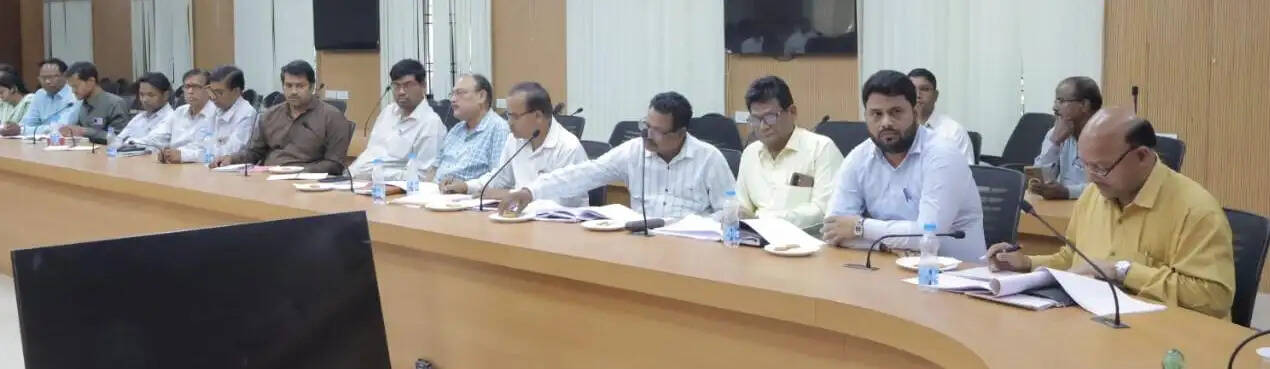 निर्धारित समय-सीमा में पूर्ण करें निर्माण कार्य : कलेक्टर