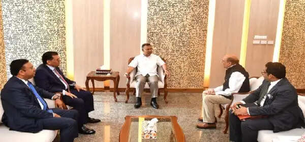 बांग्लादेश के प्रधानमंत्री रहमान से मिले भारतीय उच्चायुक्त दिनेश त्रिवेदी
