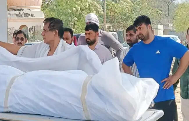 सोनीपत: बाइक अनियंत्रित होकर पेड़ से टकराई, दो युवा चिकित्सकों की मौत