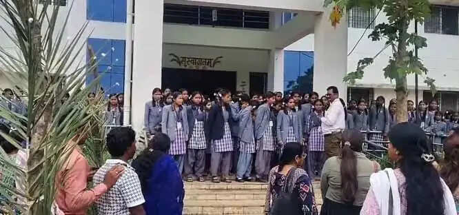 एकलव्य आवासीय विद्यालय की शिफ्टिंग बनी मुसीबत, छात्रावास खाली कराने पहुंचे डीईओ तो रोने लगीं छात्राएं