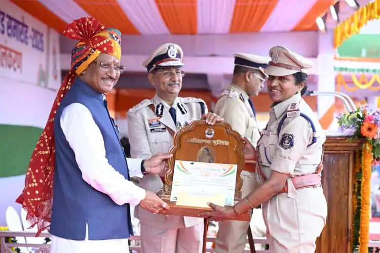 मुख्यमंत्री साय ने उत्कृष्ट सेवा के लिए पुलिस एवं नगर सेना के अधिकारी-कर्मचारियों को किया सम्मानित