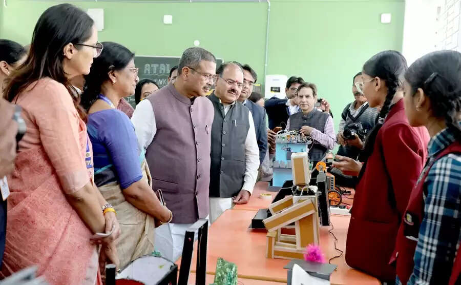 बच्चों में सीखने की ललक बढ़ाने के लिये शिक्षक प्राप्त करते रहें नई-नई जानकारी : केन्द्रीय शिक्षा मंत्री