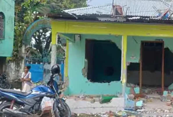 फालाकाटा में तृणमूल कार्यालय में तोड़फोड़, भाजपा ने हटाया अपना झंडा