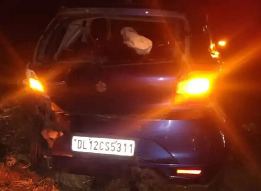 राजगढ़ः मवेशी को बचाने के प्रयास में कार पलटी, दो लोग घायल