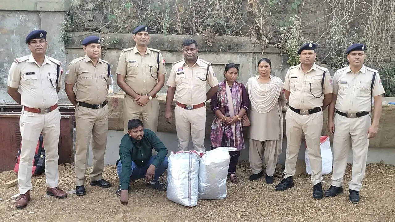 रायपुर : रेलवे स्टेशन के बाहर 13 किलो से अधिक गांजा के साथ प्रेमी-प्रेमिका गिरफ्तार