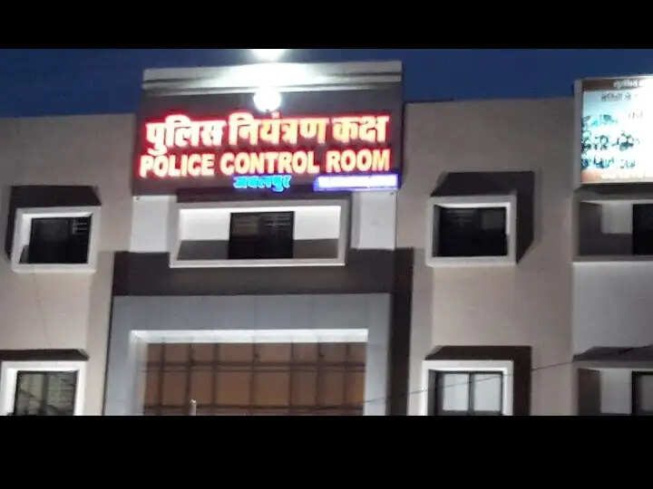 जबलपुर में अवैध शराब के खिलाफ पुलिस की कार्रवाई, दो युवकों के घर से बड़ी खेप बरामद
