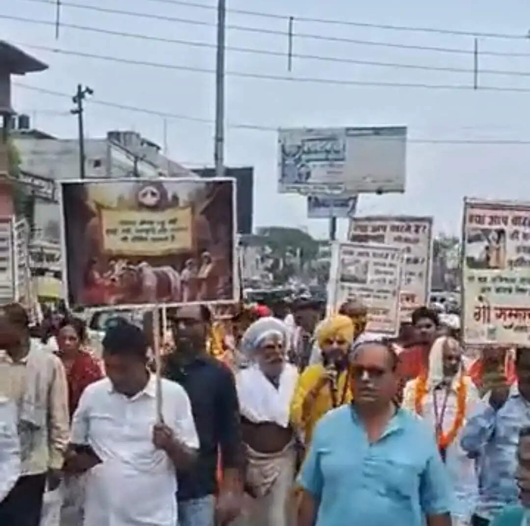 देवरिया में गो सम्मान आह्वान अभियान के तहत किया प्रदर्शन, जिलाधिकारी को सौंपा ज्ञापन