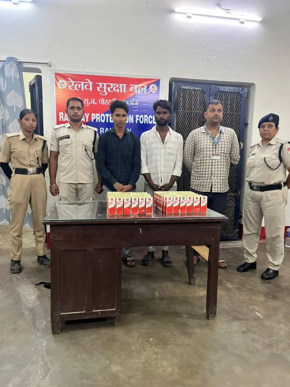 किशनगंज रेलवे स्टेशन पर शराब तस्करी का खुलासा, 16.56 लीटर विदेशी शराब के साथ दो गिरफ्तार