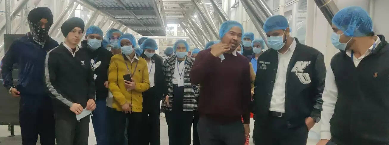 बी कॉम के छात्रों ने की इंडस्ट्रियल विजिट, फूड मैन्युफैक्चरिंग प्रक्रियाओं को समझा