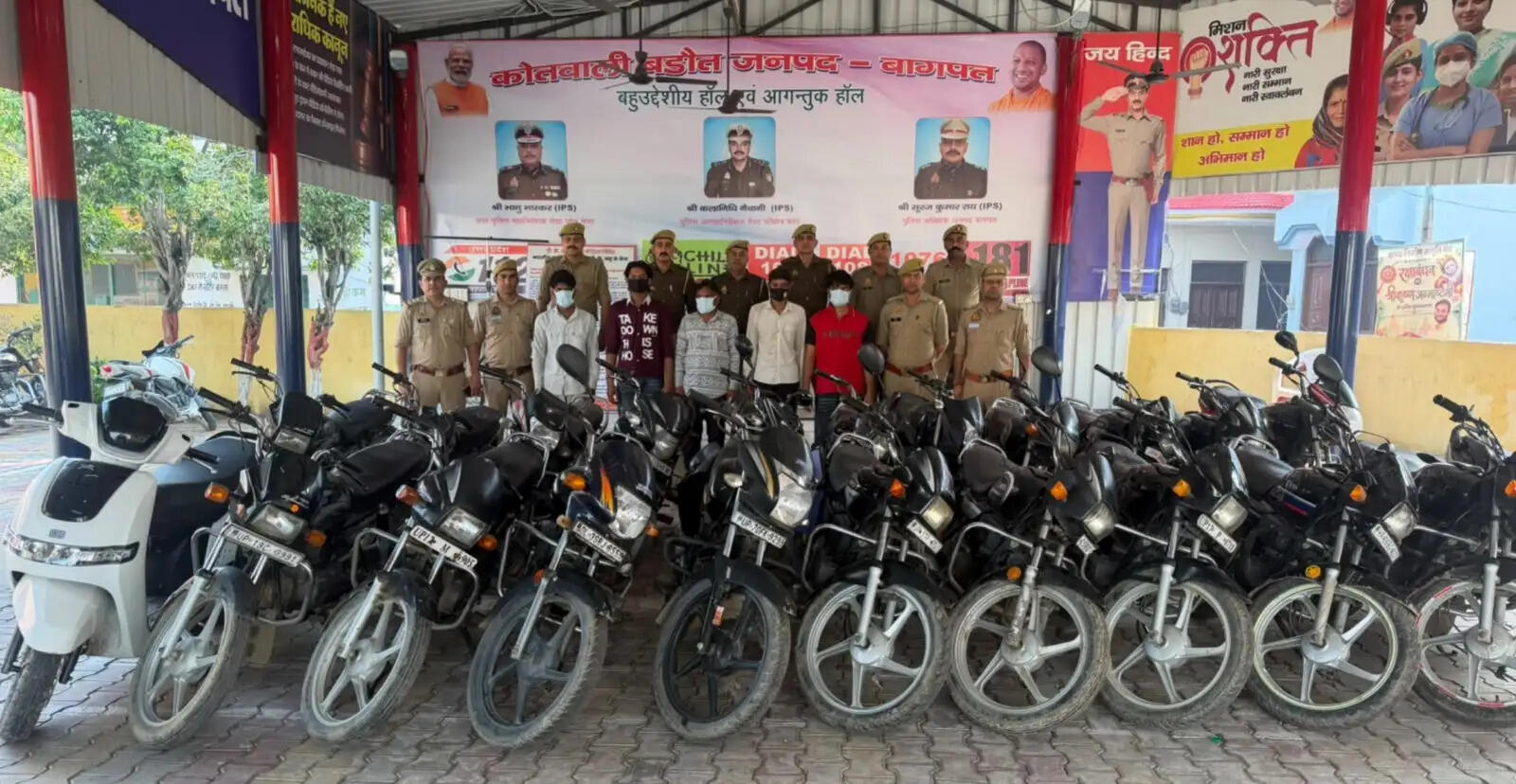अंतरराज्यीय वाहन चोर गिराेह के पांच अपराधी गिरफ्तार, चाेरी के 22 वाहन बरामद
