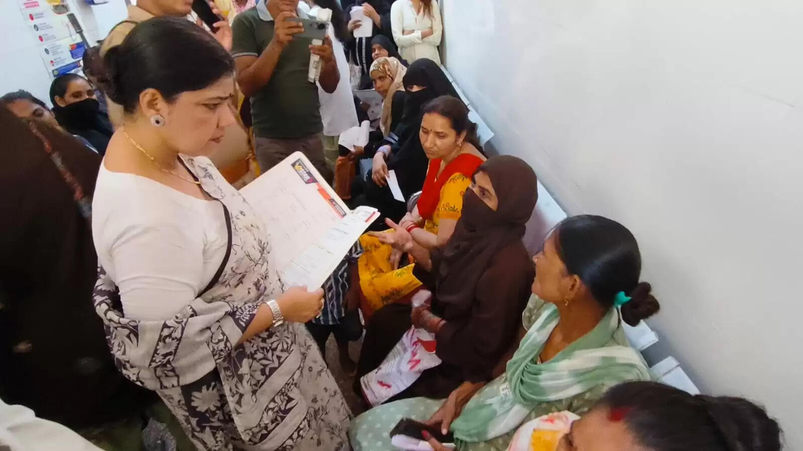 राज्य महिला आयोग की उपाध्यक्ष चारु चौधरी ने जिला अस्पताल में मिली खामियों पर लगाई फटकार