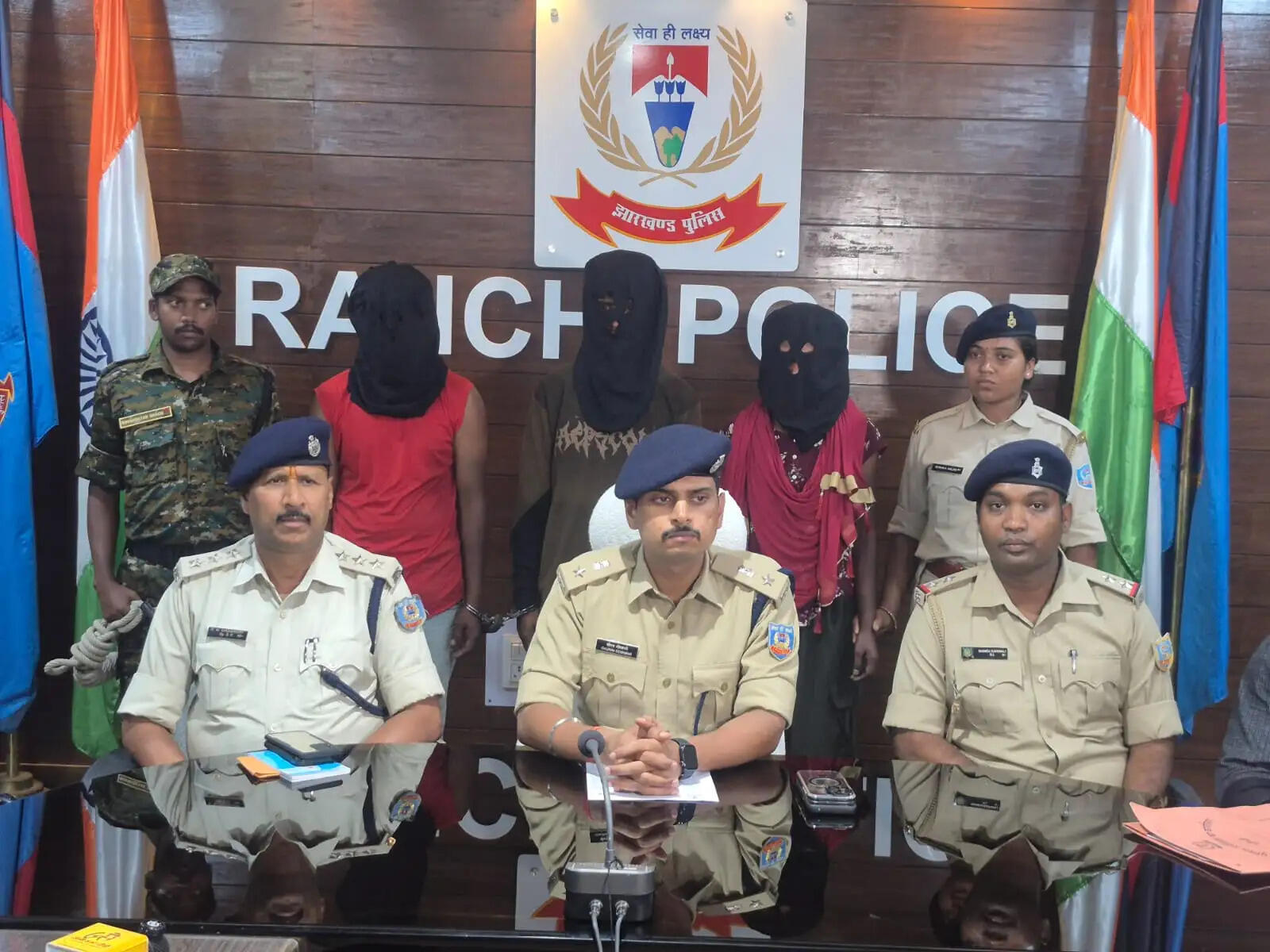 मांडर में सुतली बम से हमला करने के आरोप में तीन गिरफ्तार