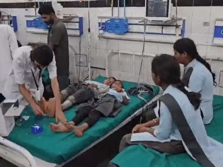 सरकारी स्कूल में पानी पीने के बाद 13 बच्चों की तबीयत बिगड़ी, अस्पताल में भर्ती