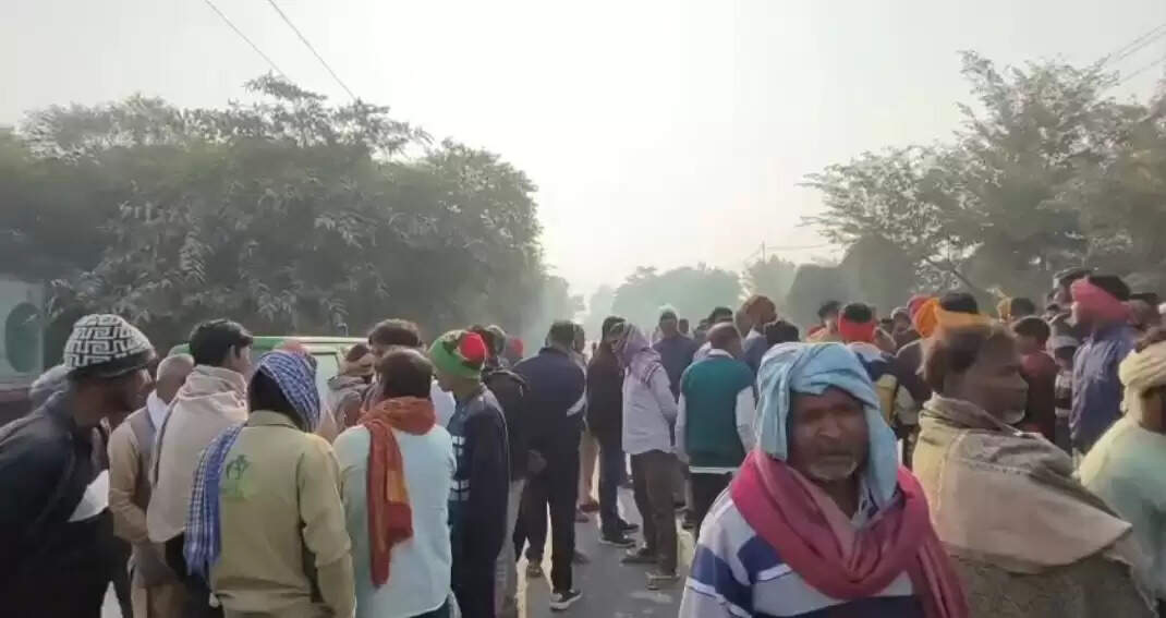 युवक की हत्या के बाद ग्रामीणों ने किया सड़क जाम