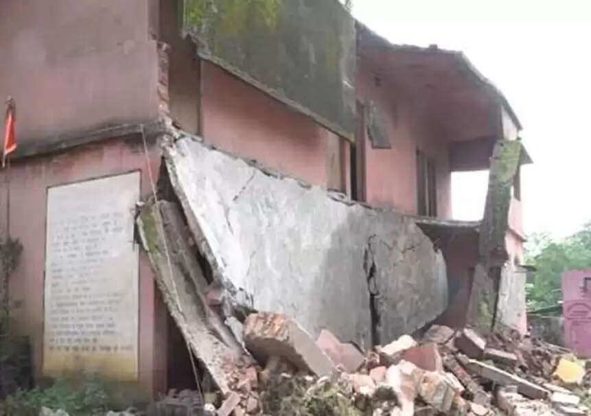 रांची में स्कूल भवन का छत गिरने से बुजुर्ग की मौत, दो घायल