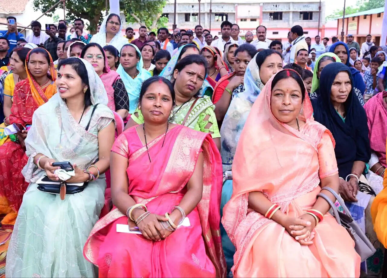 अंबिकापुर : मुख्यमंत्री साय के सामने लखपति दीदियों और महतारियों ने बयां किया बदलाव का सफर