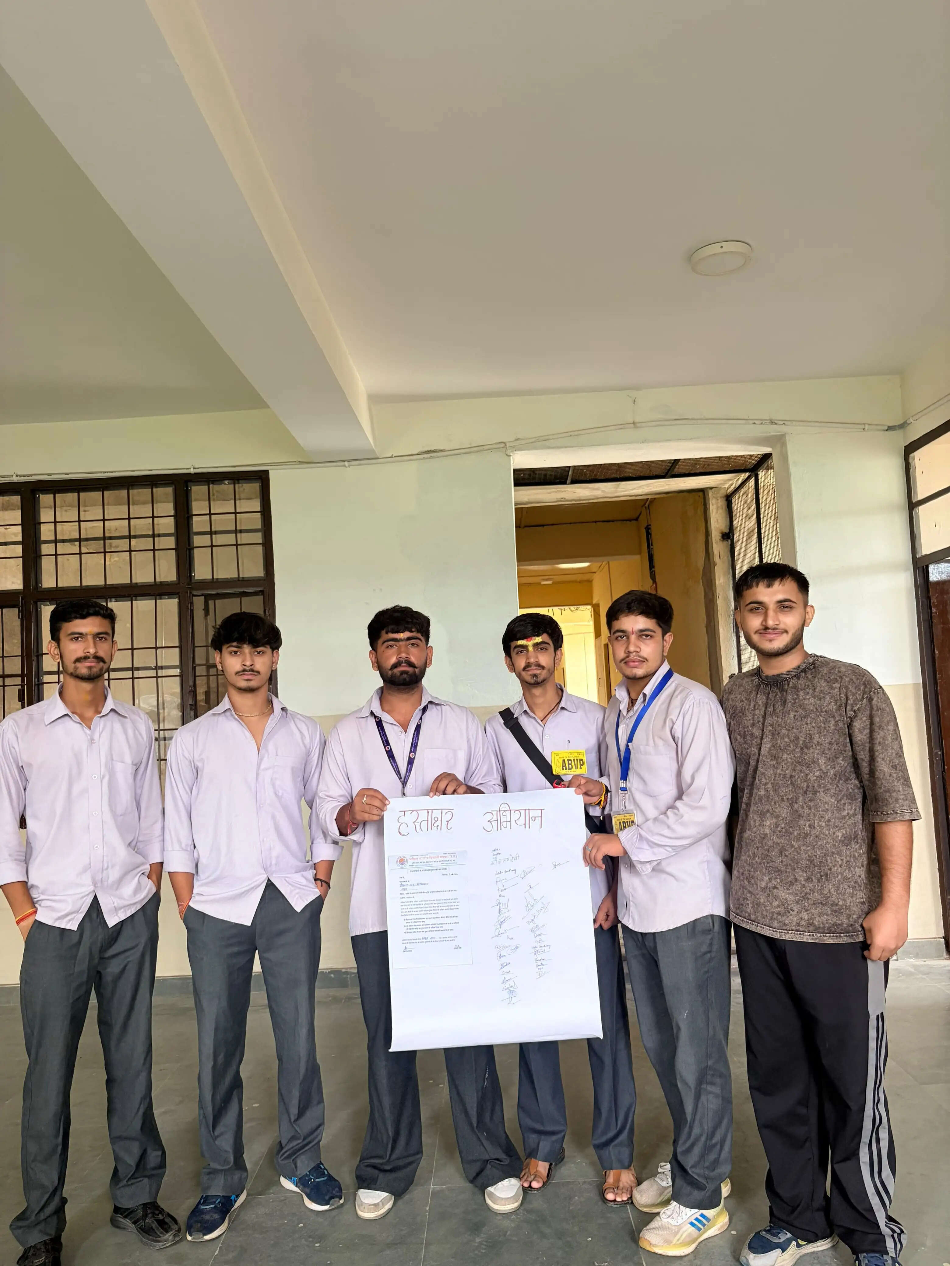 नाहन में एबीवीपी का हस्ताक्षर अभियान, फीस वृद्धि वापस लेने और छात्र संघ चुनाव बहाल करने की मांग