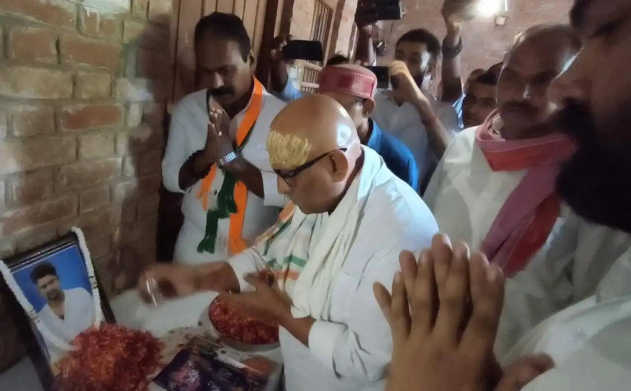 जौनपुर : विशाल यादव के परिजनों से मिले कांग्रेस प्रदेश अध्यक्ष अजय राय, बाेले- जौनपुर में ‘बुलडोजर एक्शन’ कब होगा ?