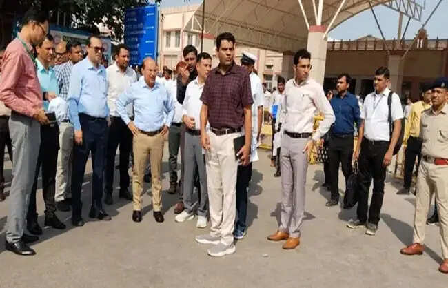रेवाड़ी स्टेशन की व्यवस्थाएं जांचने पहुंचे महाप्रबंधक