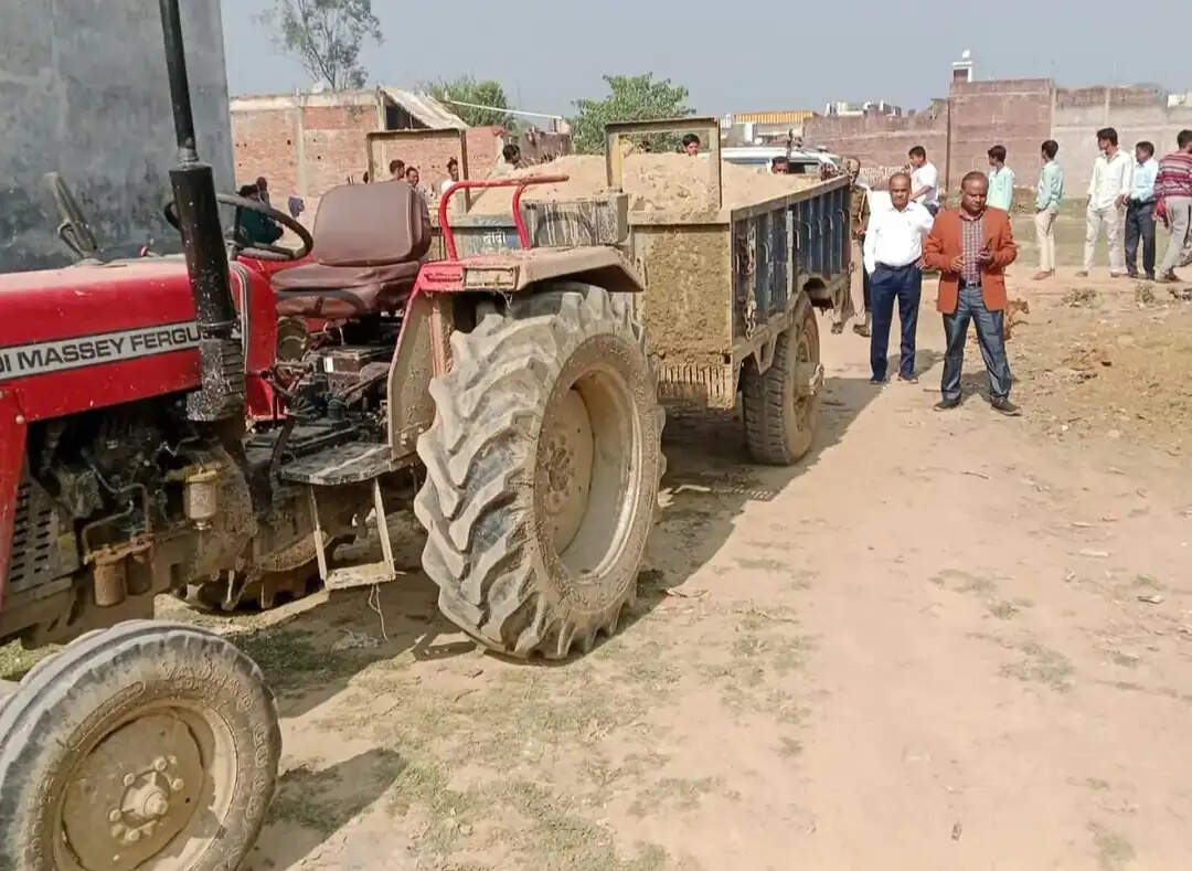 औरैया में, तीन डंपरों पर जुर्माना, चार ट्रैक्टर जब्त