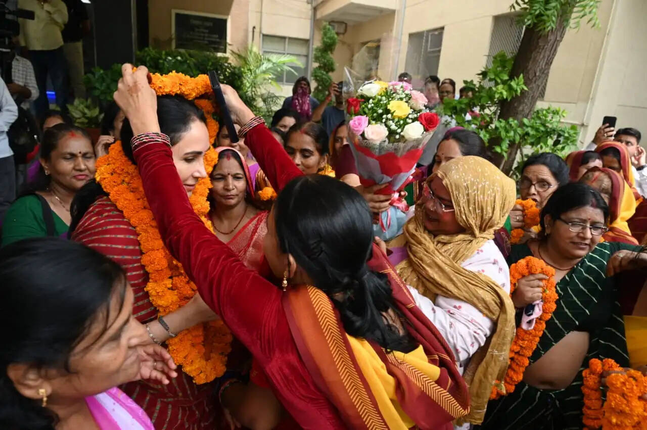 आंगनबाड़ी कार्यकर्ताओं ने उपमुख्यमंत्री दीया कुमारी का किया स्वागत