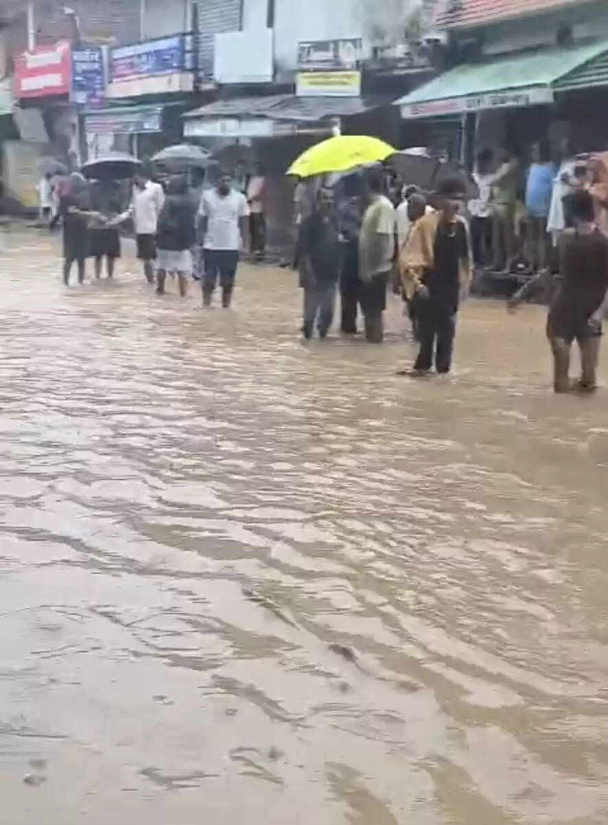 (राउंडअप) हिमाचल में भारी बारिश से हाहाकार, कांगड़ा के कई इलाके जलमग्न, 482 सड़कें बंद